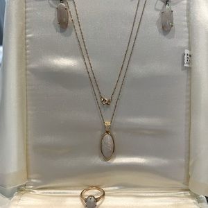 Opal necklace, earring and ring set with 18 Karat yellow gold!